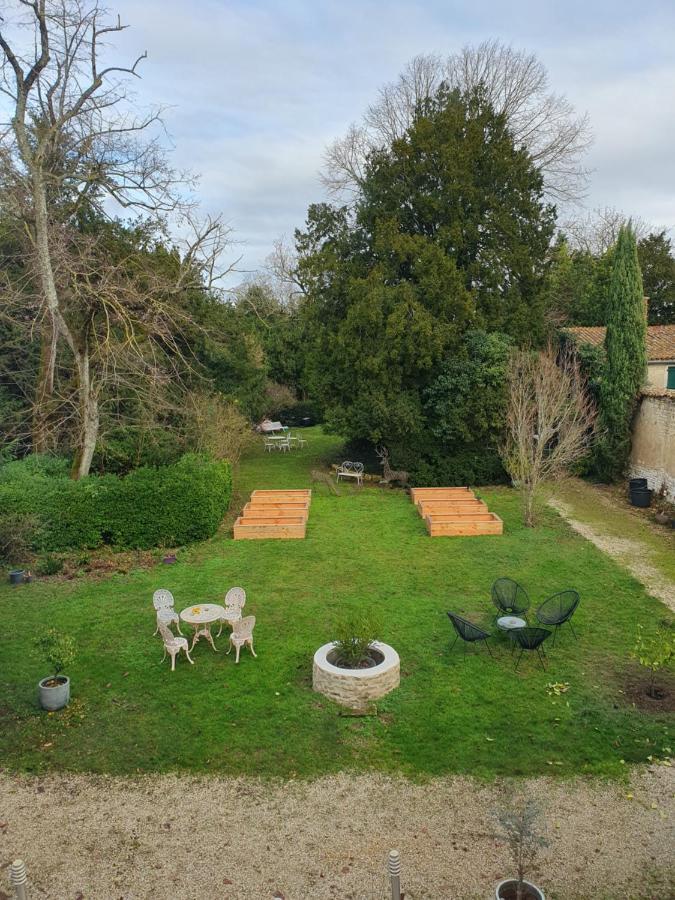 H De Surgeres Bed and Breakfast Εξωτερικό φωτογραφία
