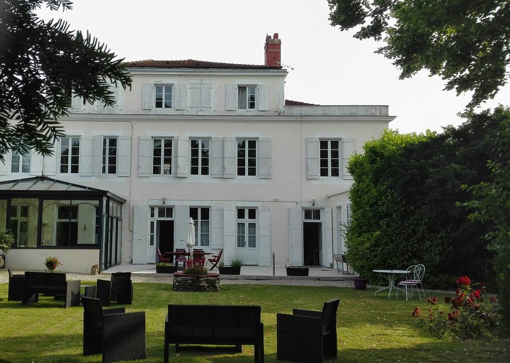 H De Surgeres Bed and Breakfast Εξωτερικό φωτογραφία