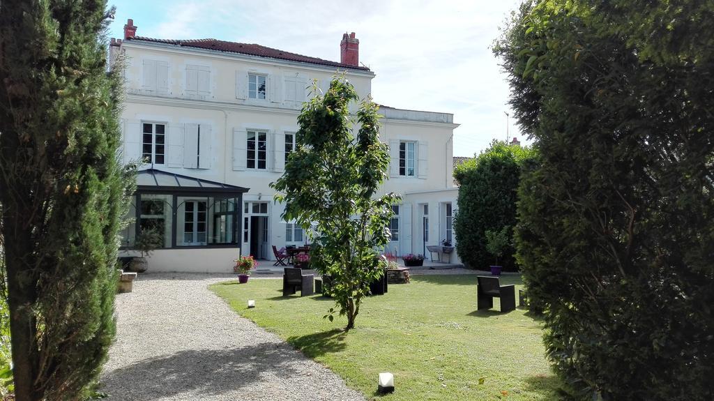 H De Surgeres Bed and Breakfast Εξωτερικό φωτογραφία